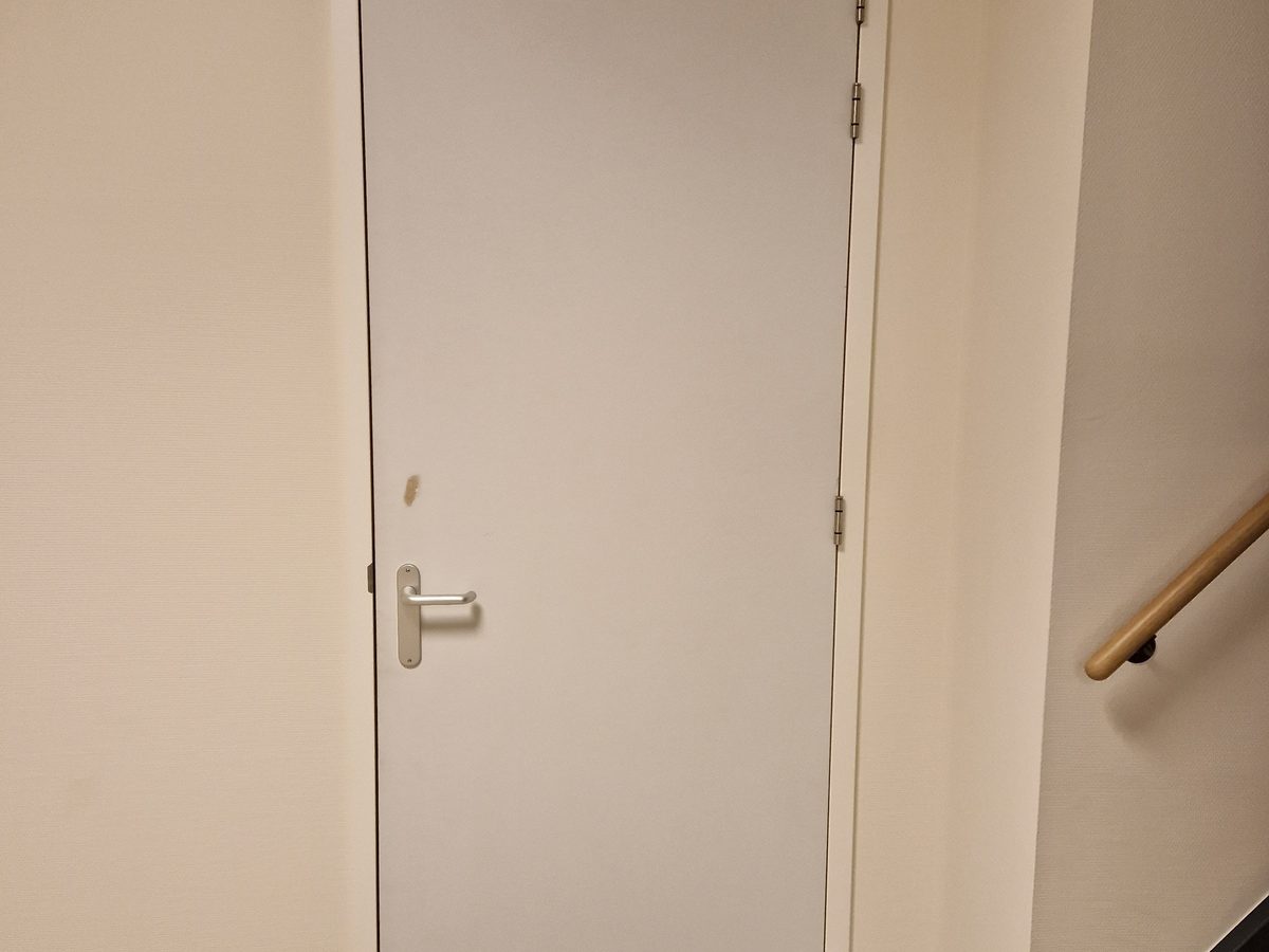 Witte binnendeur in een nieuw kozijn in een bedrijfspand