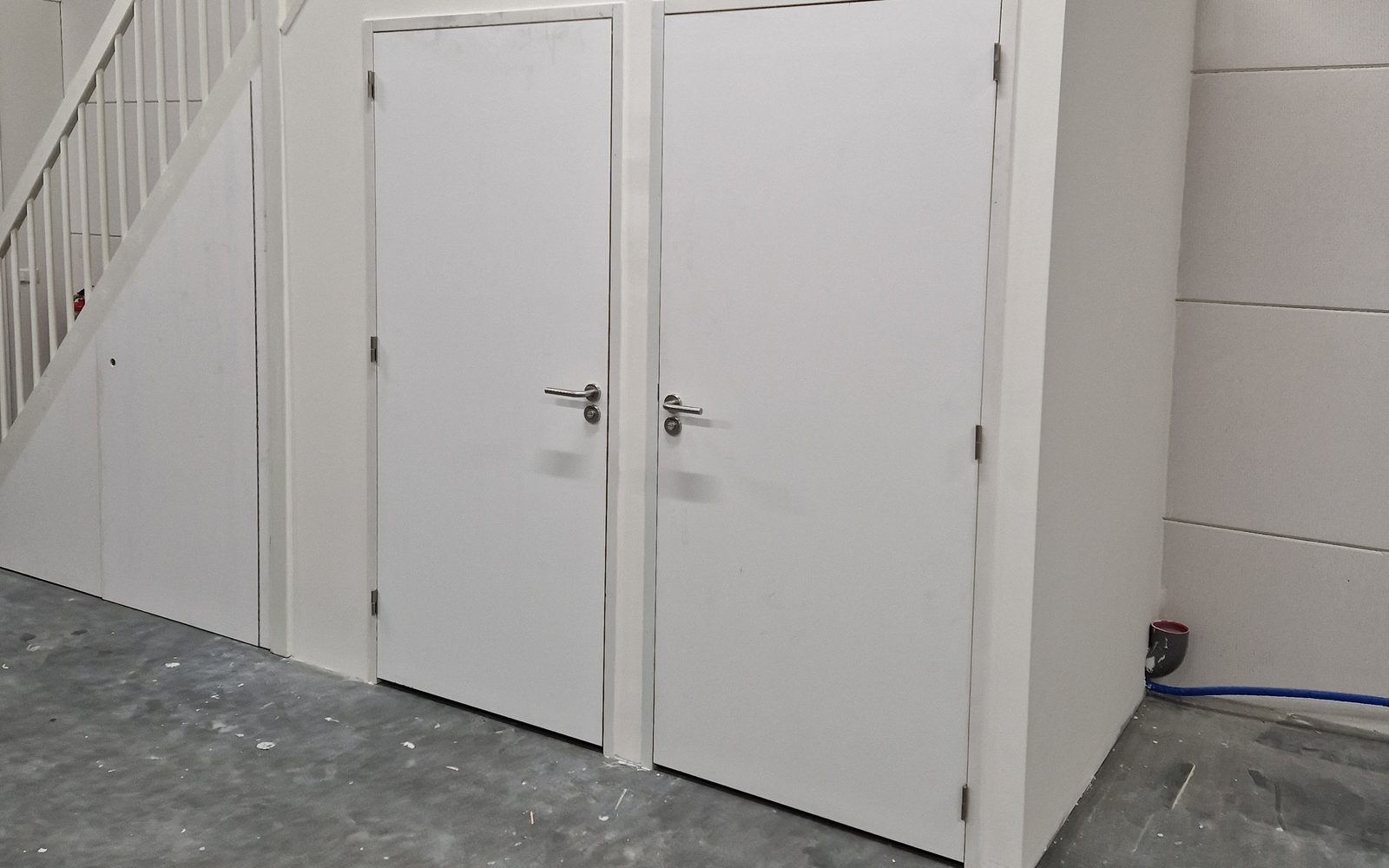 Afgehangen binnendeur in een nieuw kozijn, gemonteerd door Quickframe