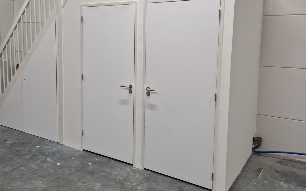 Afgehangen binnendeur in een nieuw kozijn, gemonteerd door Quickframe