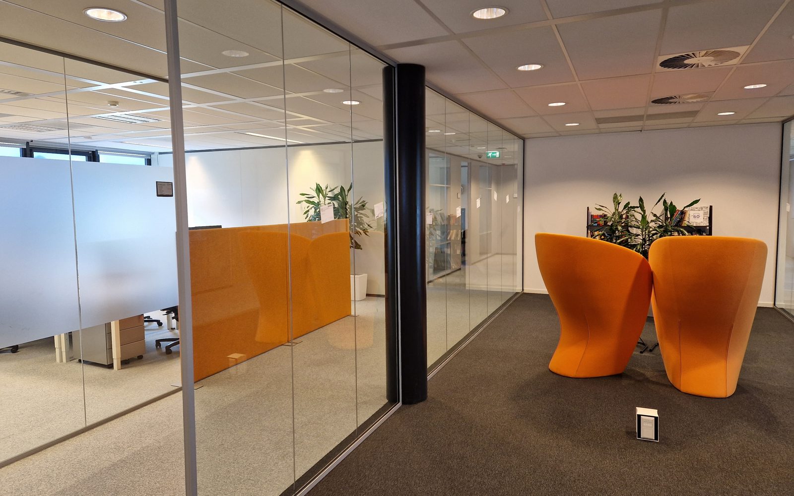 Glazen scheidingswand met aluminium profielen in een kantoor, geplaatst door Quickframe