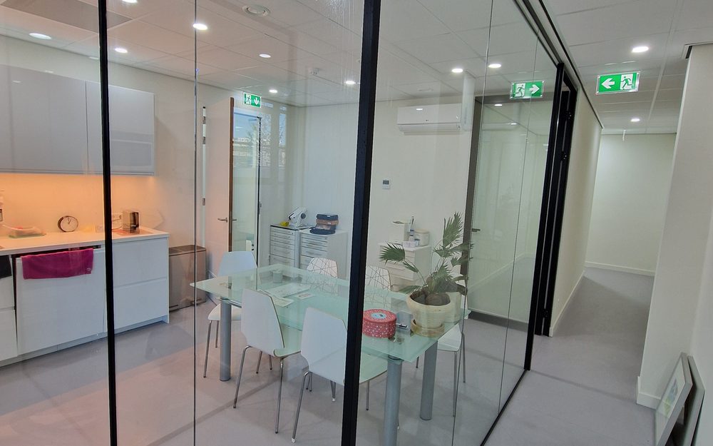 Glazen scheidingswand met aluminium profielen in een kantoor, geplaatst door Quickframe