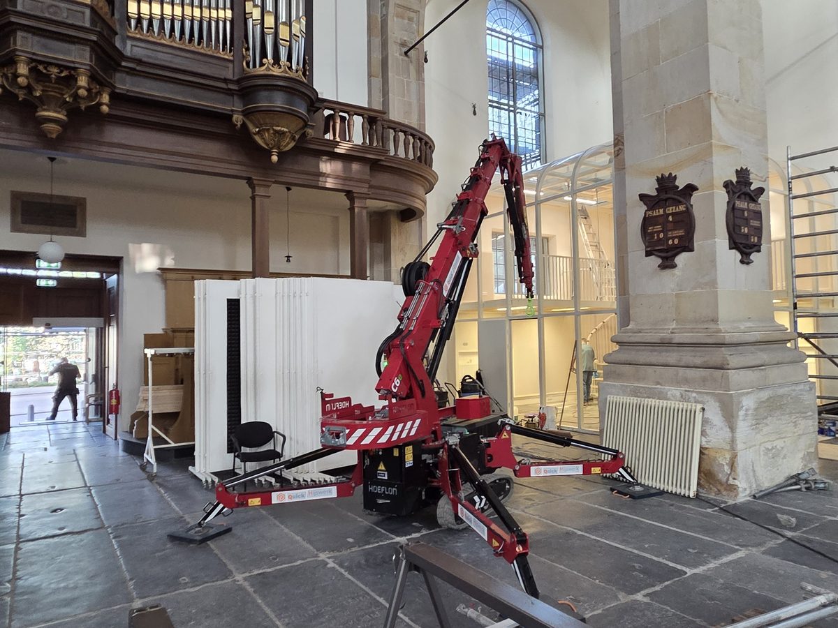 Minikraan binnen in de Oosterkerk in Amsterdam, voor het orgel