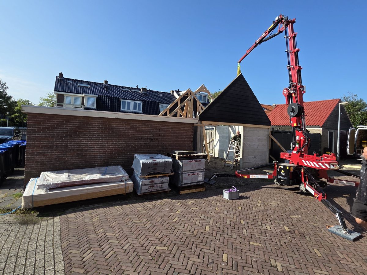 Minikraan tilt dakdelen omhoog in Den Helder