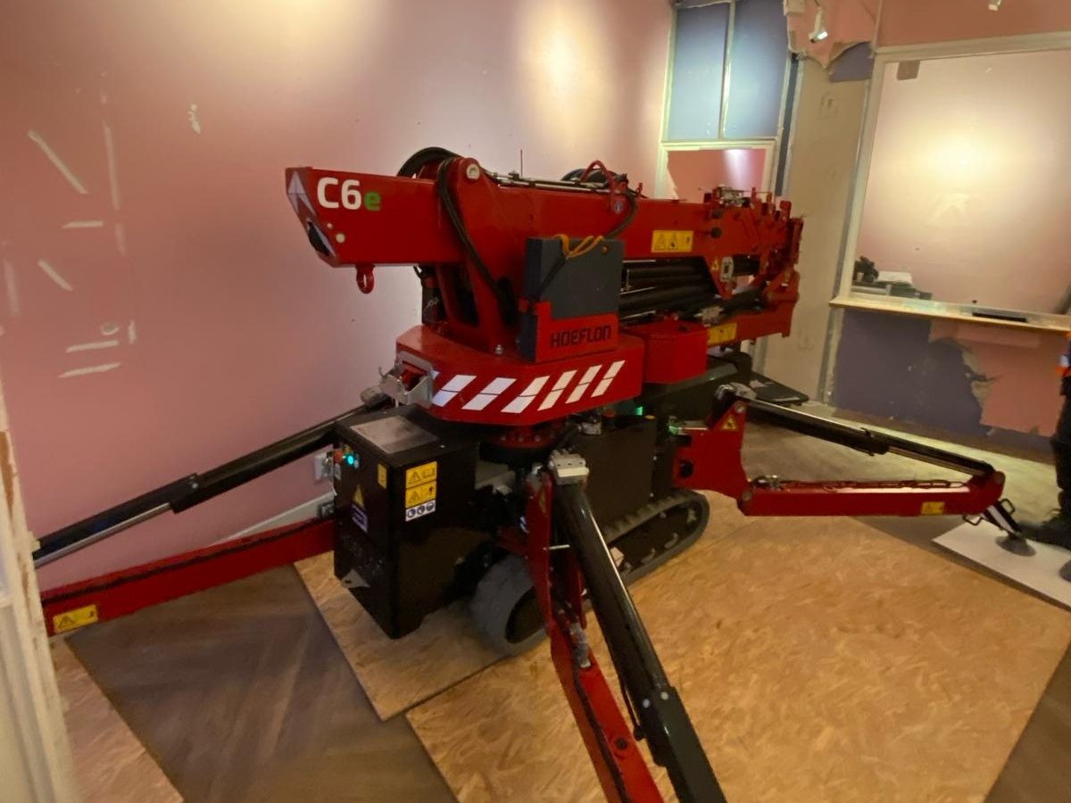 Minikraan binnen op een afgewerkte vloer, voor kogelwerend glas in Rotterdam