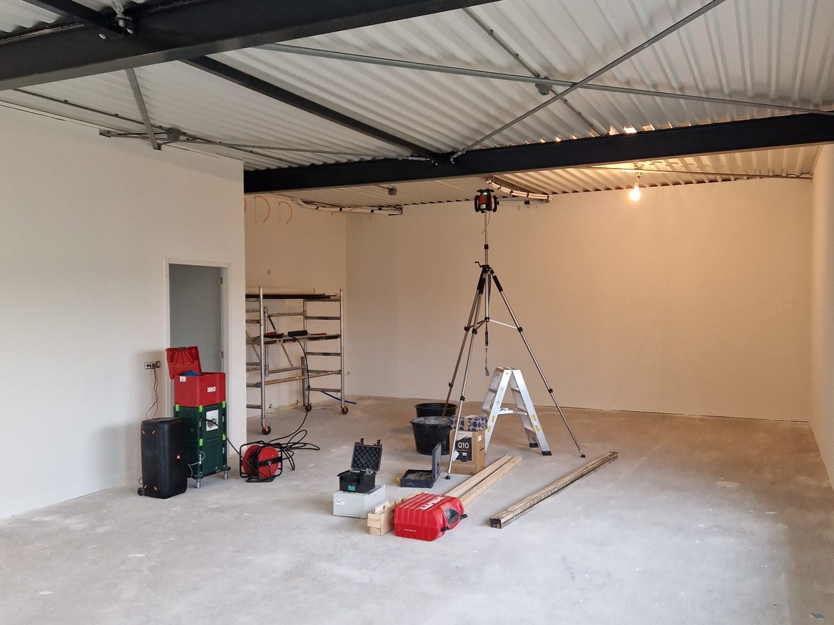 Bedrijfsruimte voor de montage van het plafond, met laser en steigers