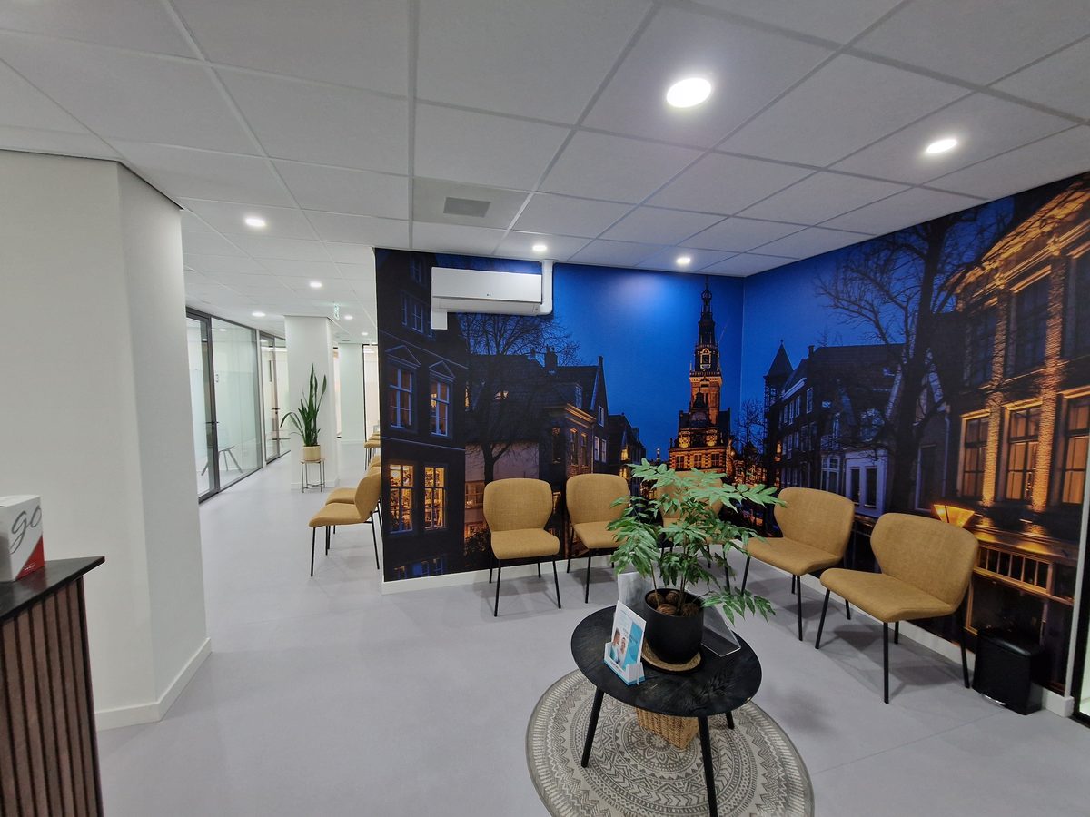 Systeemplafond met inbouwspots in de wachtkamer van een tandartspraktijk