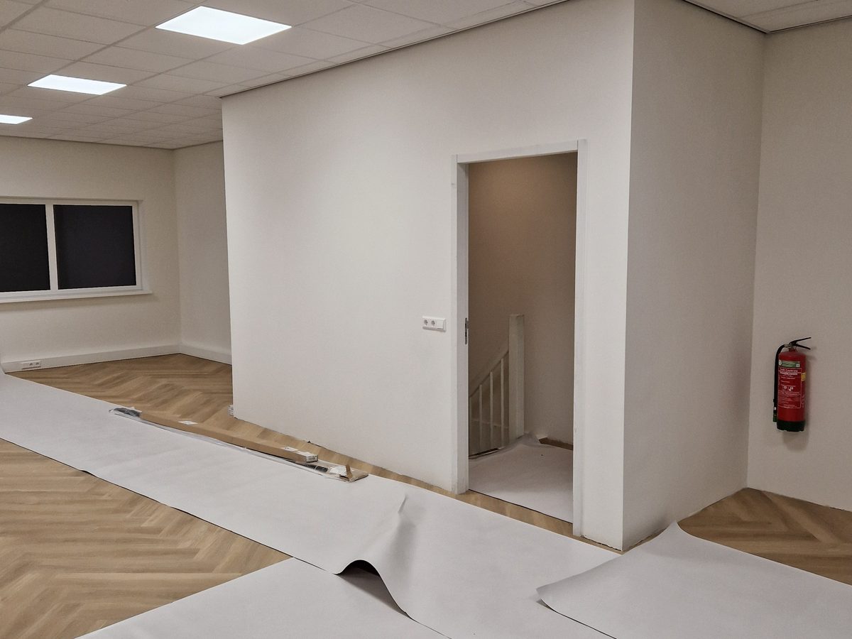 Systeemplafond en nieuwe wanden in een bedrijfspand