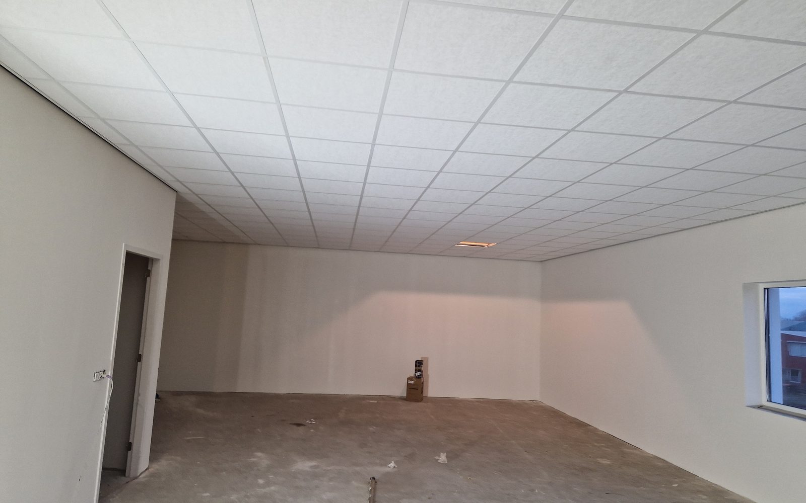 Systeemplafond in een kantoorruimte, gemonteerd door Quickframe