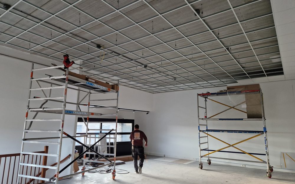 Systeemplafond in een kantoorruimte, gemonteerd door Quickframe