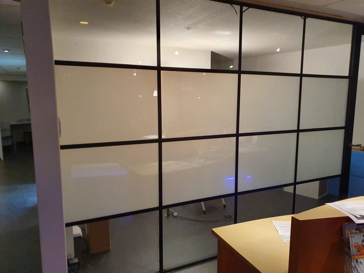 Aan-uit glas in Lelystad (foto 1)